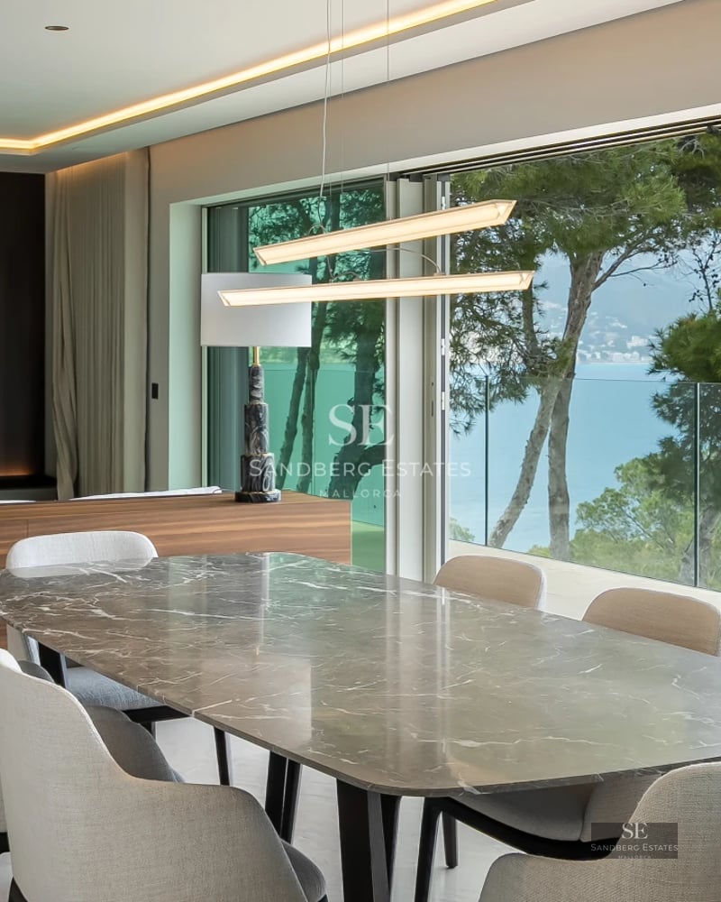 Exterior view of a modern villa with an infinity pool, lush garden and contemporary architectural design. Ample natural light.