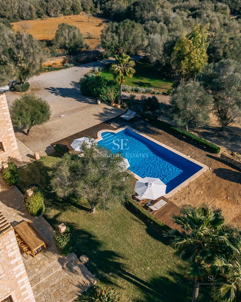 Luxurious penthouse with a large terrace and panoramic sea views. Modern design with a pool and elegant furniture.