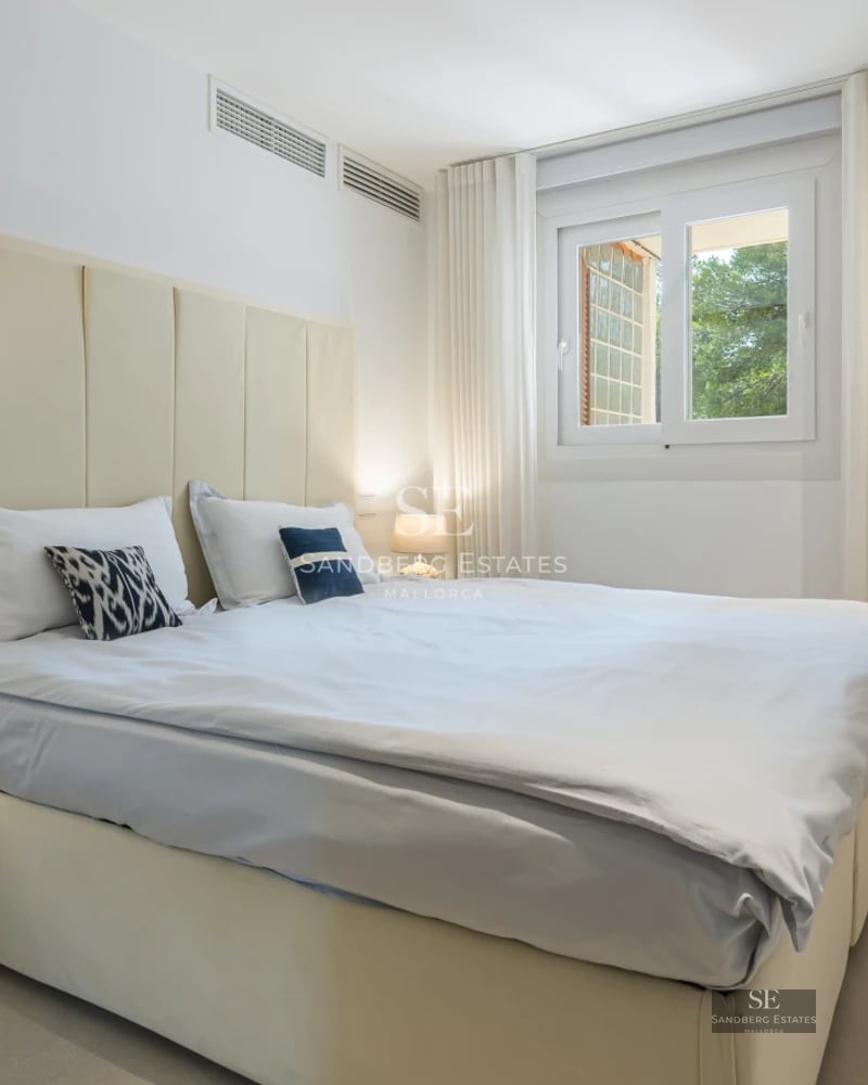 Exterior view of a modern villa with an infinity pool and spacious terraces. Minimalist architecture with large windows and elegant landscaping.