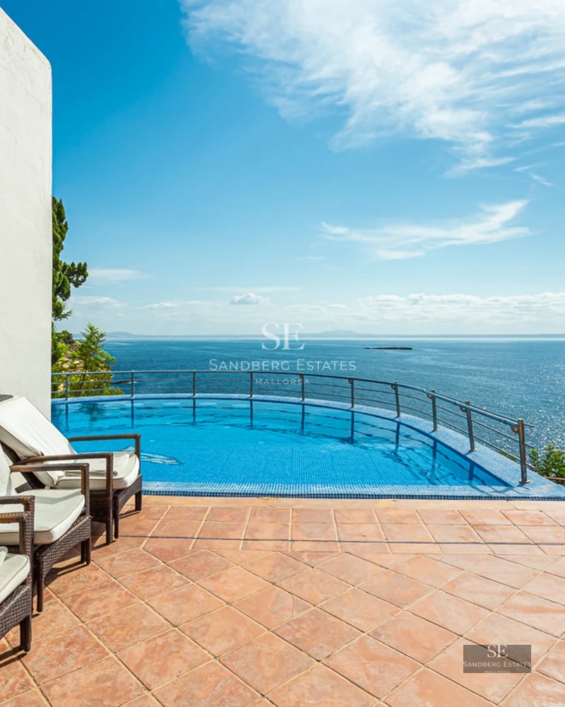 Vue panoramique d'une villa luxueuse avec piscine, jardin et architecture moderne. Grandes baies vitrées et design minimaliste.