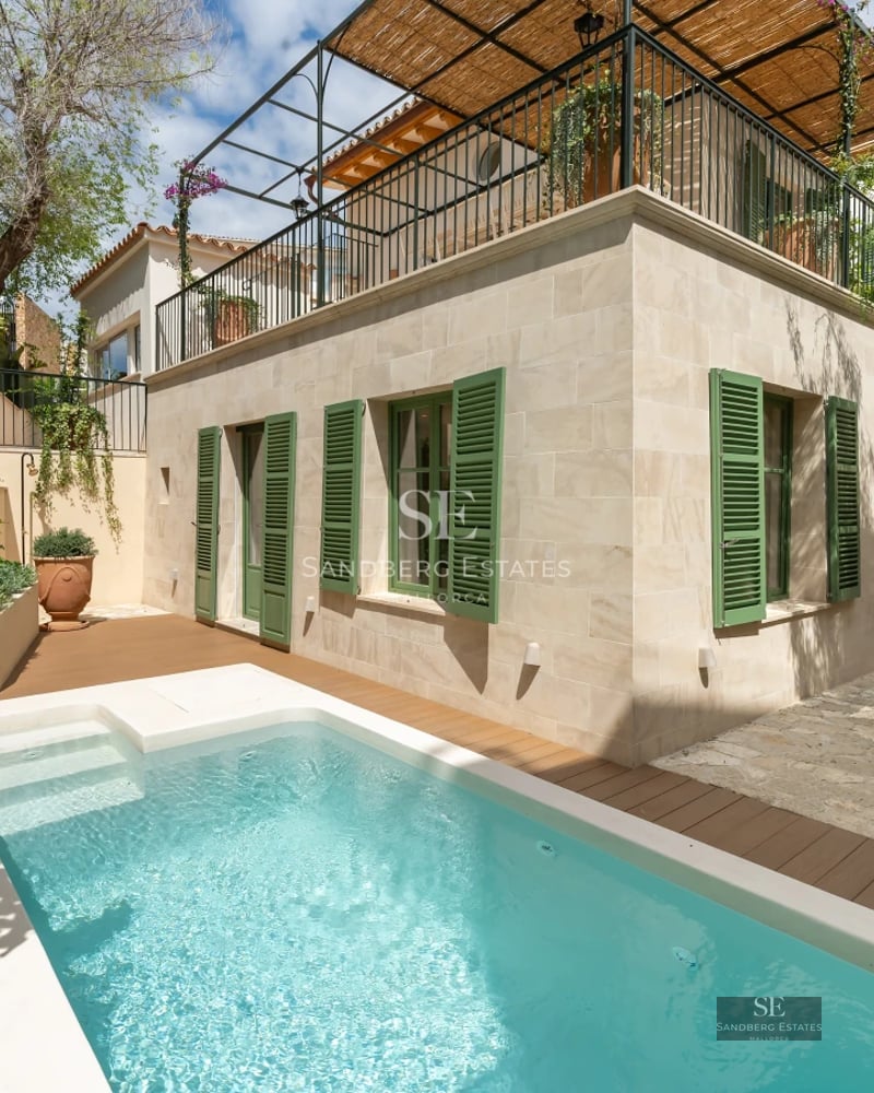 Expansive terrace with infinity pool, sun loungers, and panoramic sea views. Modern and minimalist design. Ambient lighting.