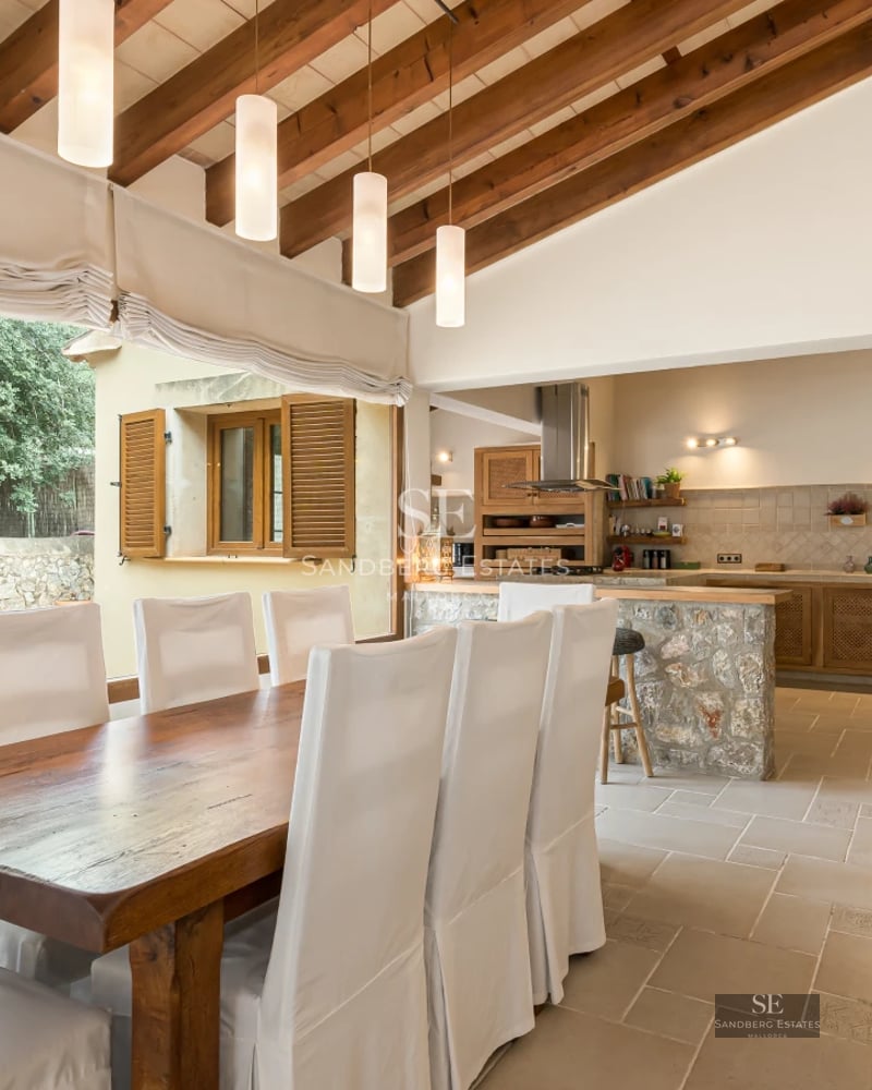 Rectangular infinity pool. Panoramic views. Light tiles, lounge area with sunbeds. Blue sky reflected in the water.