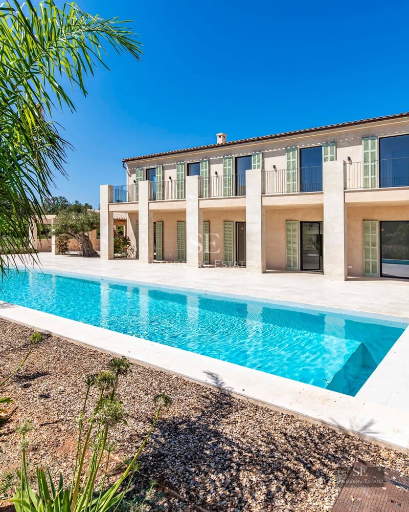 Spacious living room with floor-to-ceiling windows, infinity pool and modern furniture. Luxurious finishes and abundant natural light.