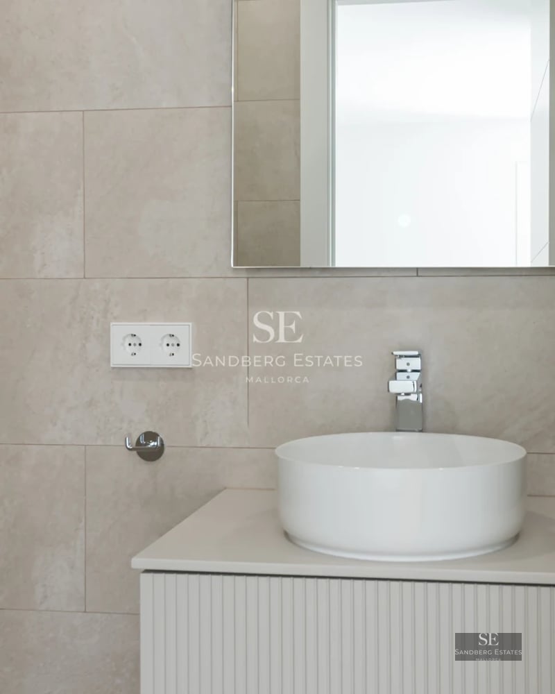 Expansive terrace with infinity pool. Modern design, panoramic views. Elegant outdoor furniture. Lush vegetation.