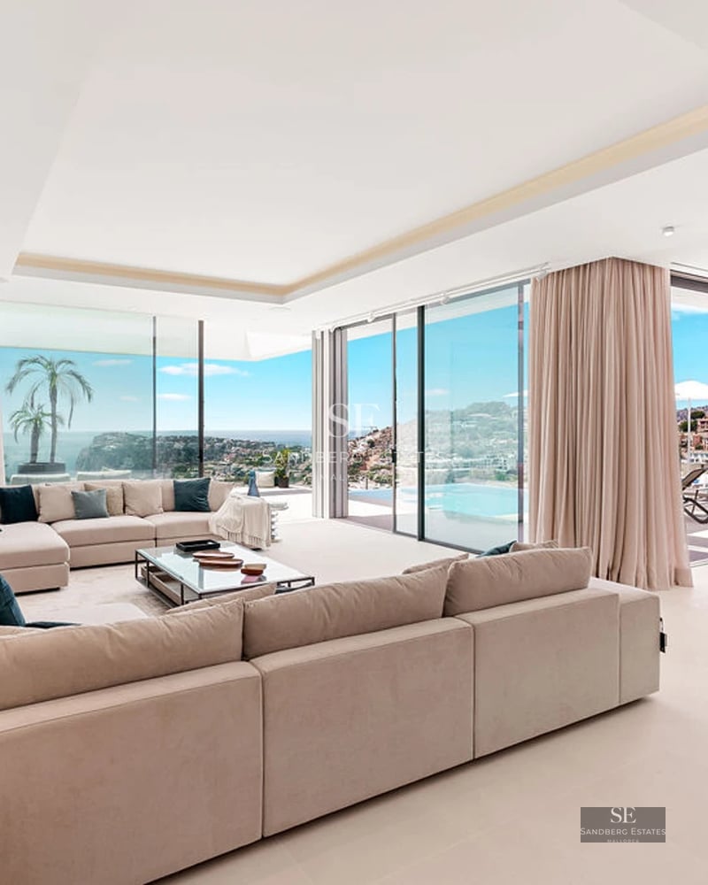 Spacious terrace featuring an infinity pool and panoramic views. Modern design, elegant outdoor furniture. Lush vegetation.