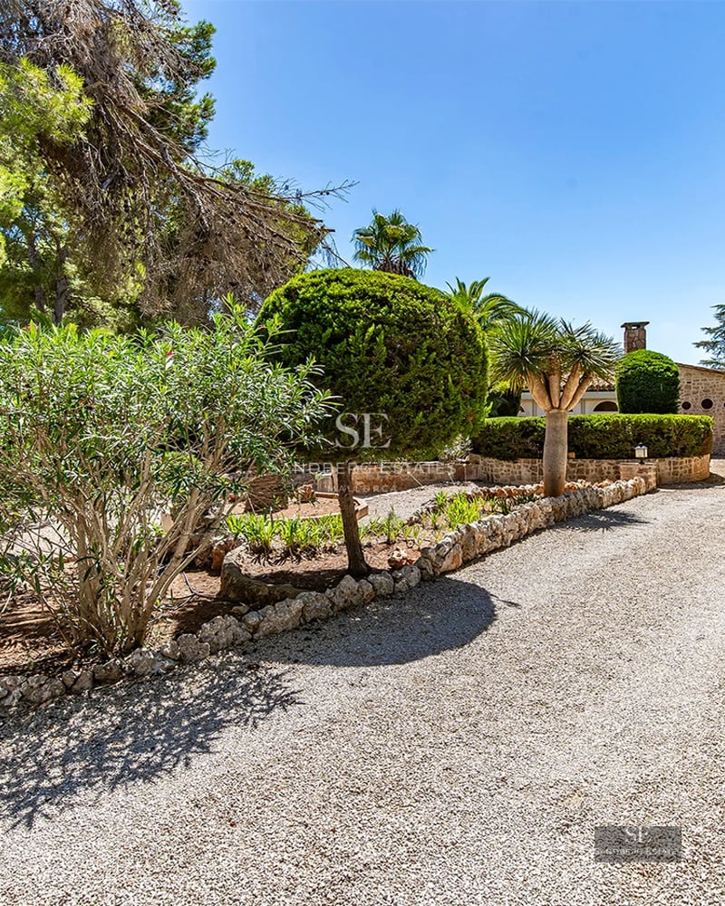 Exterior view of a modern villa with infinity pool, lush garden, and minimalist architectural design. Luxurious finishes and expansive terraces.