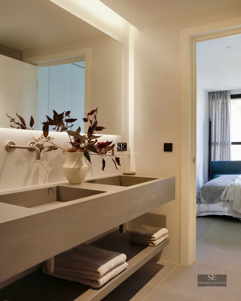 Image of a modern villa featuring an infinity pool, furnished terrace, and panoramic sea views. Minimalist design, natural lighting.