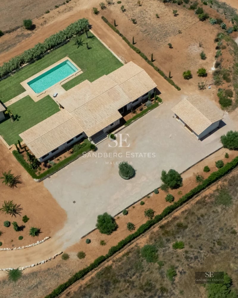 Aerial view of modern villa with pool, garden and large terraces. Elegant architecture and high-quality finishes.