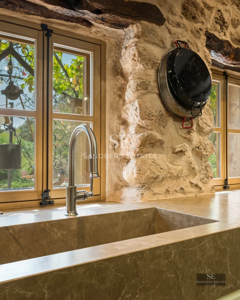 Exterior view of a modern house featuring a pool, garden, and large windows providing brightness and a clean architectural design.