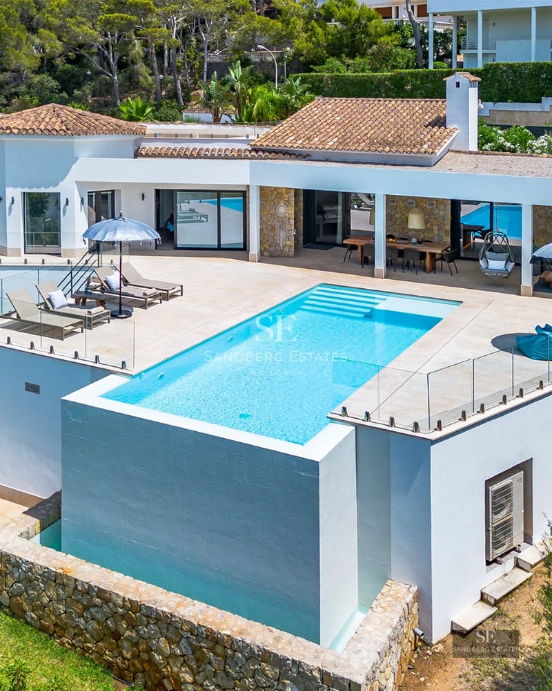 Spacious living room with floor-to-ceiling windows, modern furnishings, and balcony access offering stunning views. Elegance and luminosity.