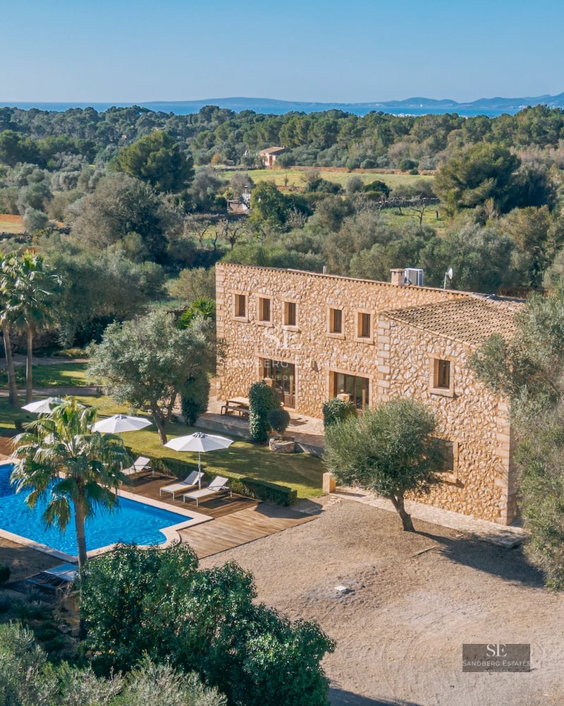 Modern facade with infinity pool, large windows, minimalist design, and lush gardens. Contemporary and elegant architecture.