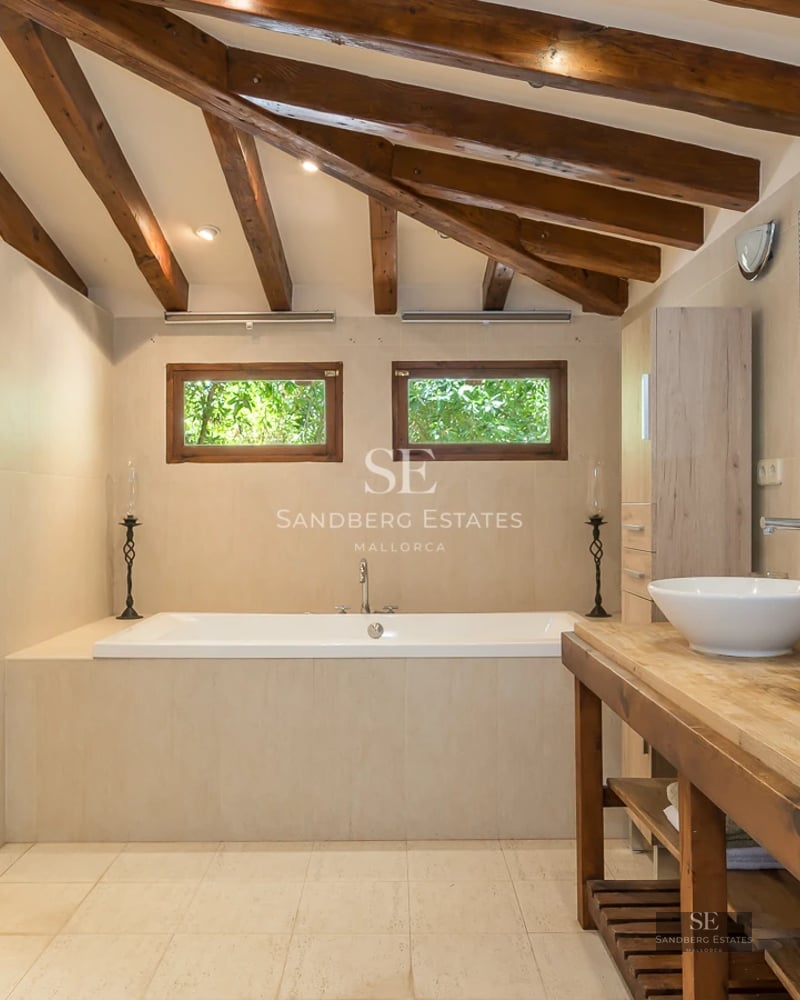 Exterior of a modern house featuring an infinity pool, lush garden, and expansive windows. Minimalist architecture and contemporary design.