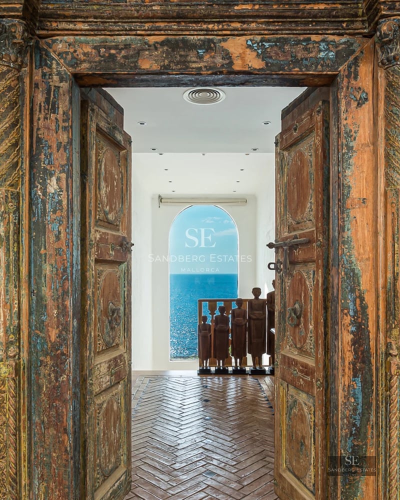 Façade moderne avec piscine réfléchissante, grandes fenêtres, jardin luxuriant et design minimaliste. Éclairage ambiant.