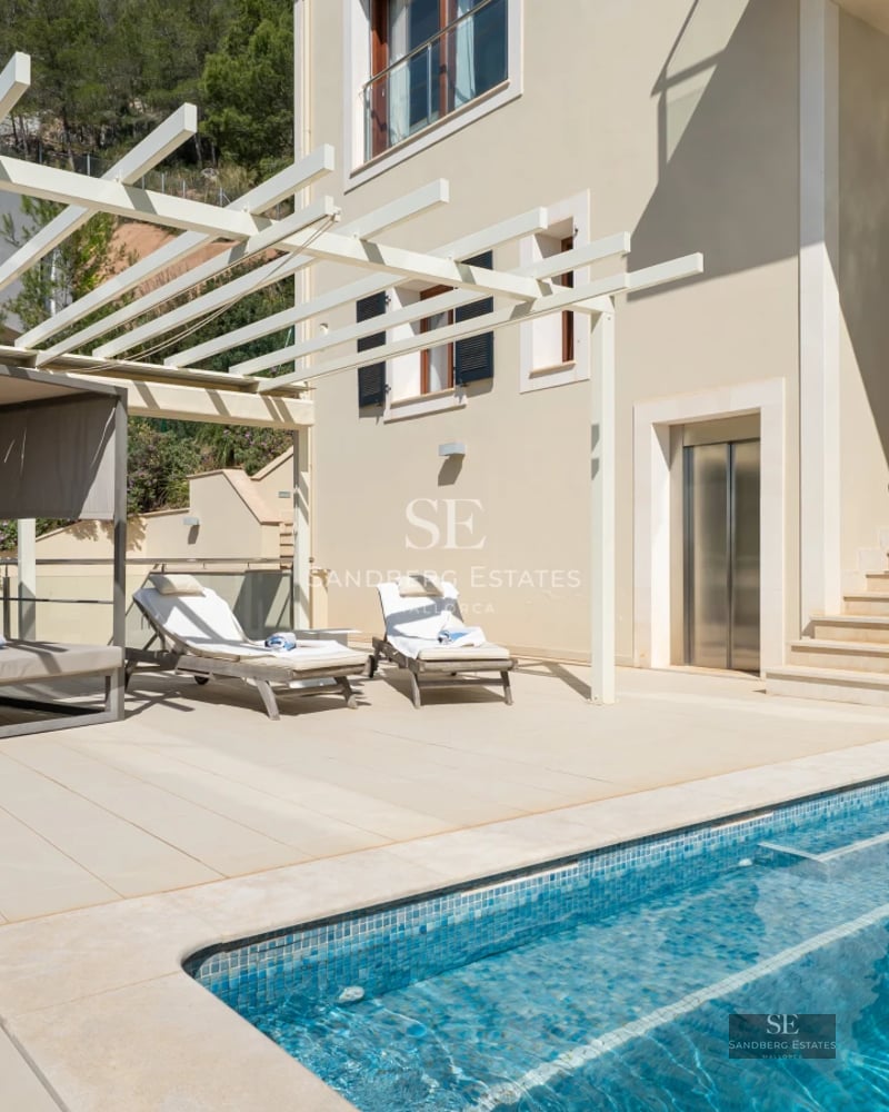 Bright penthouse featuring expansive windows, sea-view terrace, modern design, and high-quality finishes. Elegant and spacious.