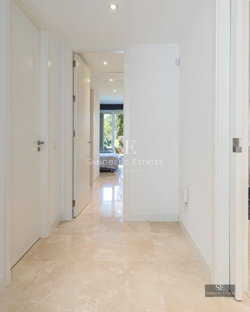 View of a modern villa with an infinity pool. Minimalist design, large windows, terrace with stunning views. Luxury and comfort.