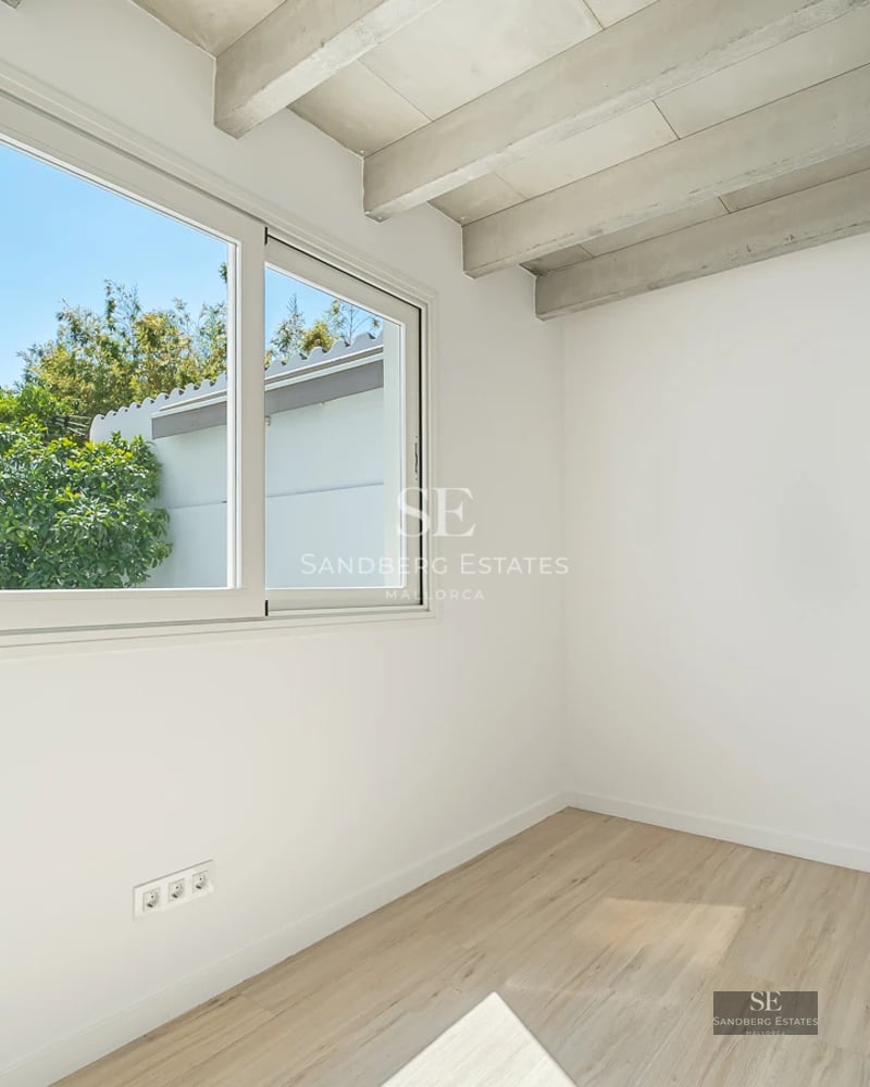 Spacious terrace with infinity pool, sun loungers, and panoramic view. Modern and elegant design with outdoor furniture.