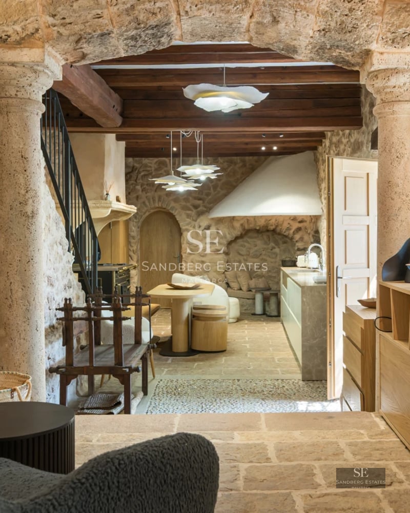 View of a luxurious villa with infinity pool, lush garden, and modern architecture. Elegant design and high-quality finishes.