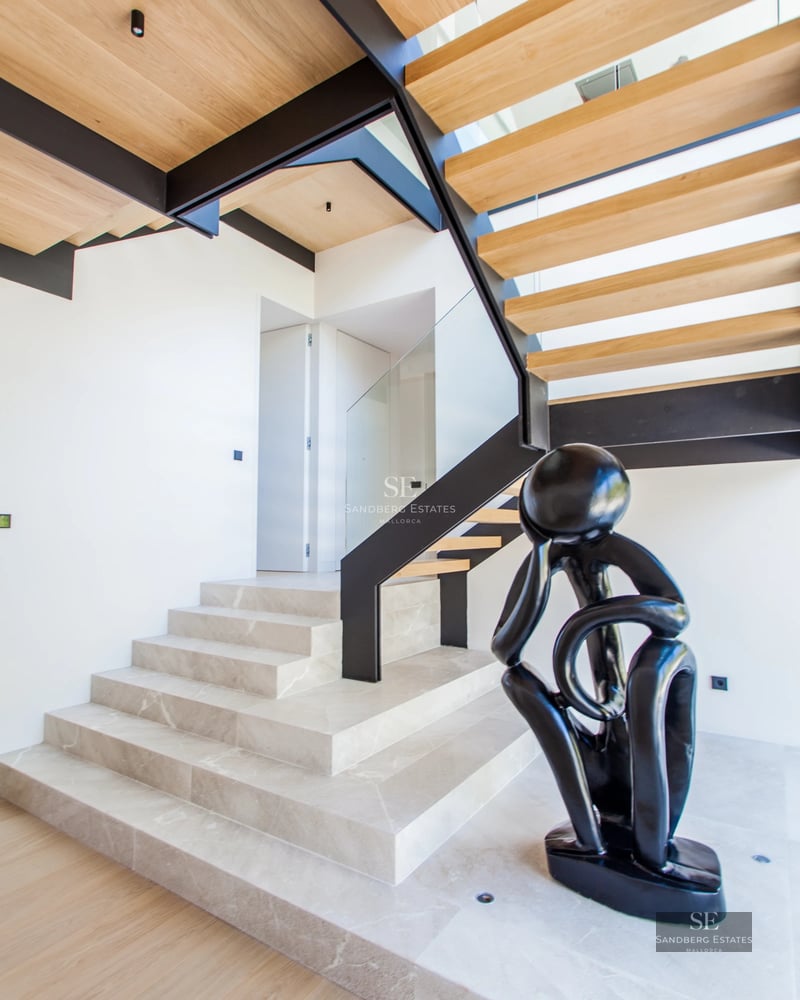 Exterior of a modern home with infinity pool. Minimalist architecture, large windows, and lush gardens. Contemporary design.