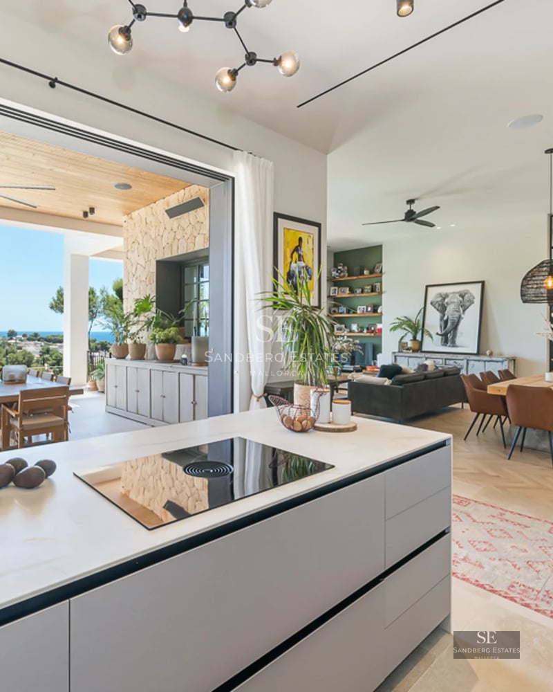 Vaste terrasse avec piscine à débordement, vue panoramique sur la mer, mobilier moderne et design minimaliste. Idéal pour la détente et les loisirs.