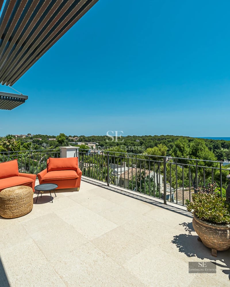 Vue de la piscine entourée d'une végétation luxuriante, avec une maison moderne en arrière-plan. Design minimaliste, lumière naturelle et finitions de luxe.