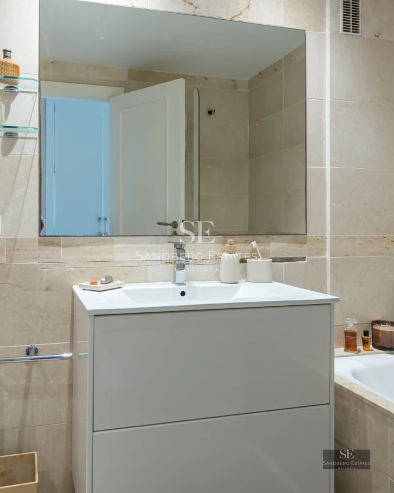 Expansive terrace with infinity pool, ocean view. Modern design with loungers and umbrellas. Ideal space for relaxation.