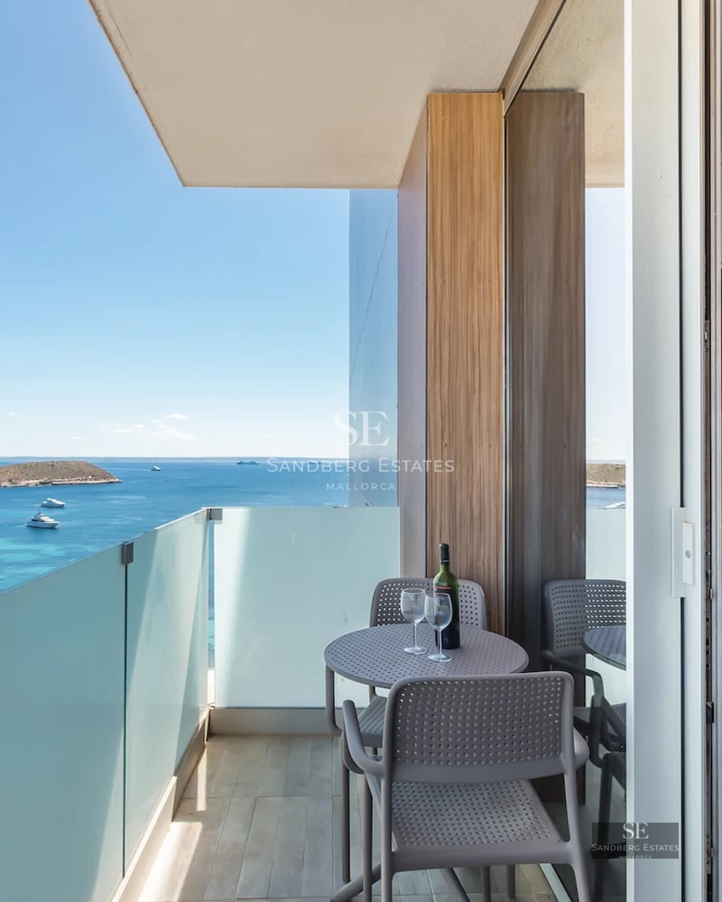 Exterior view of a modern villa with an infinity pool, lush garden, and contemporary architecture. Luxury and design in harmony.