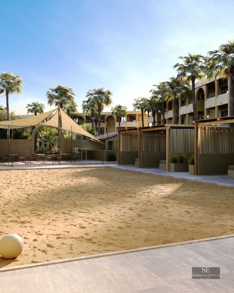 Terrain de volley-ball en sable entouré de palmiers et de cabanas en bois sous un ciel bleu clair.
