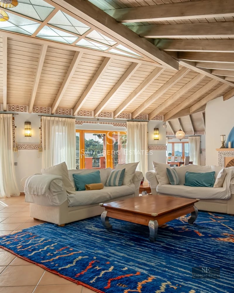 View of a modern villa with an infinity pool, manicured garden, and minimalist architecture. Ideal for investment or luxury living.