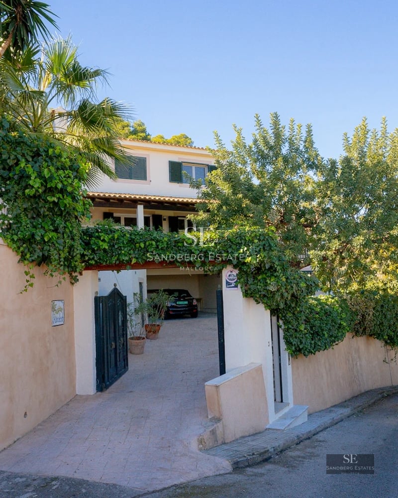View of a modern house with pool and garden. Elegant design with large windows and high-quality finishes.