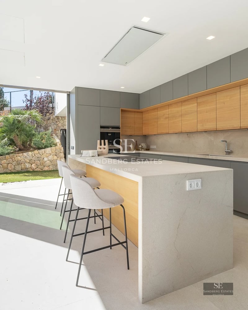 Exterior view of a modern villa with pool, garden and large balcony. Minimalist architecture, elegant design and high-quality finishes.