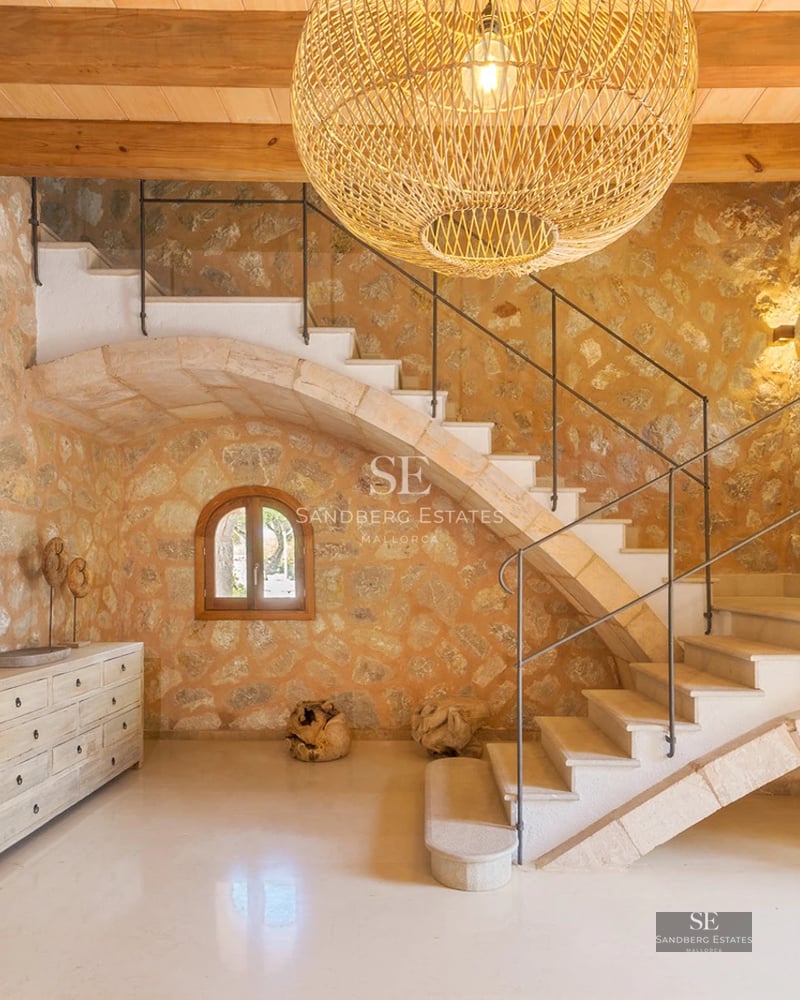 Spacious terrace with infinity pool, sun loungers, panoramic sea views. Modern architecture, glass fronts, and minimalist design.