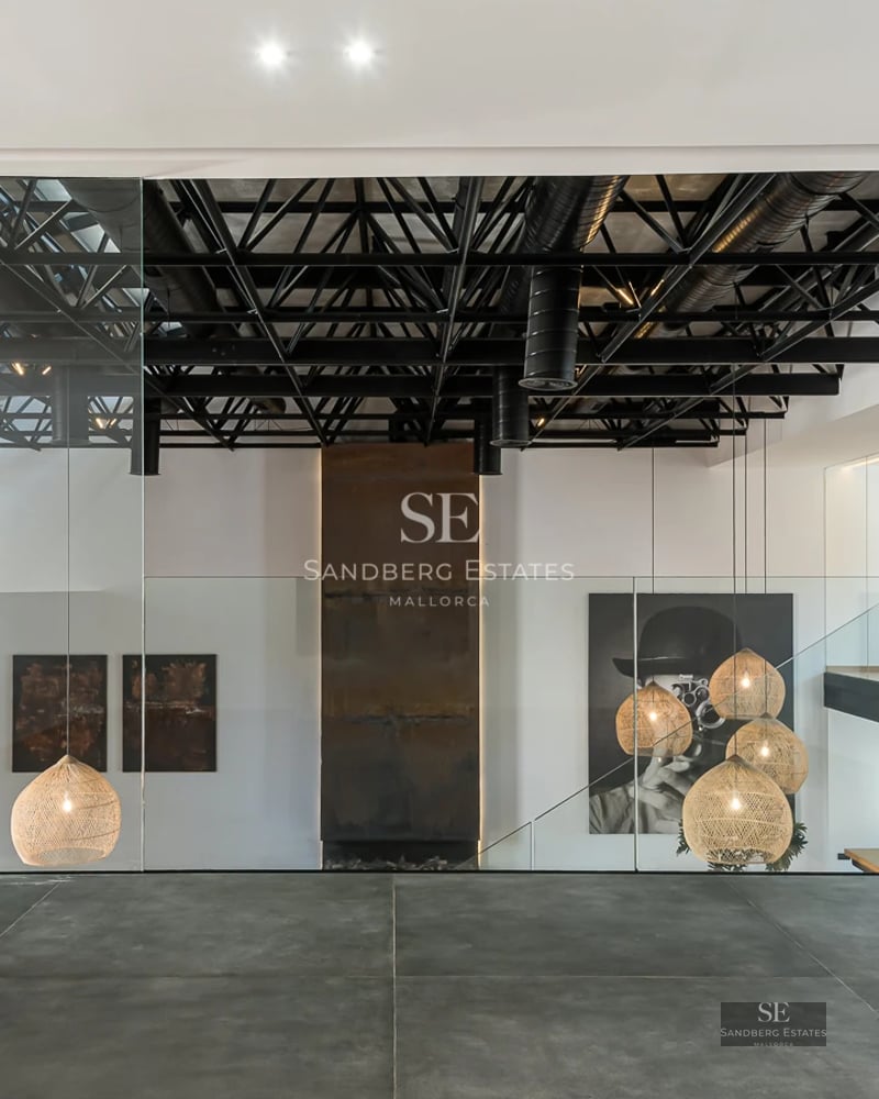 Spacious terrace with infinity pool. Panoramic view, sun deck with loungers and umbrellas. Modern, elegant and relaxing design.