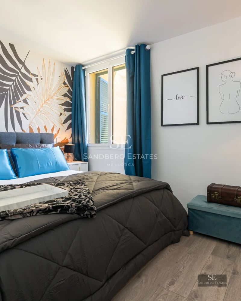 Panoramic view of a modern villa featuring an infinity pool and lush garden. Minimalist architecture, large windows, elegant design.