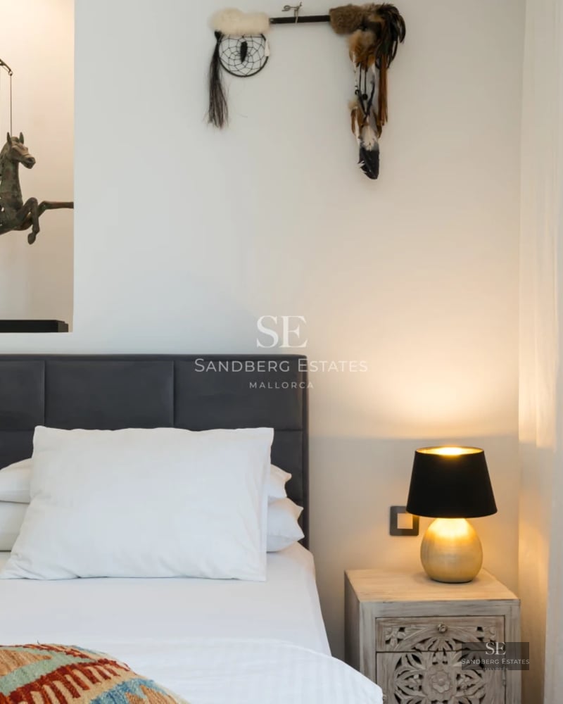 Panoramic view: infinity pool with sea view, modern architecture, spacious terraces, and lush vegetation.