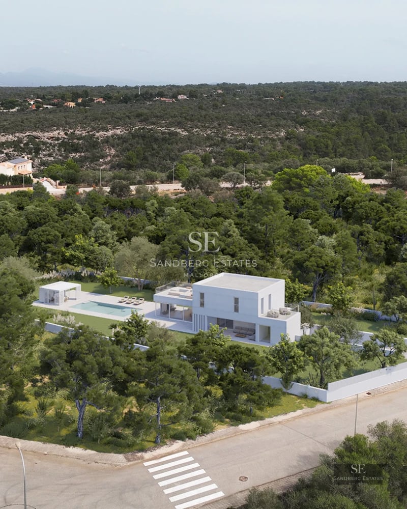 Spacious terrace featuring an infinity pool and ocean view. Modern architecture with sun loungers and an elegant design.