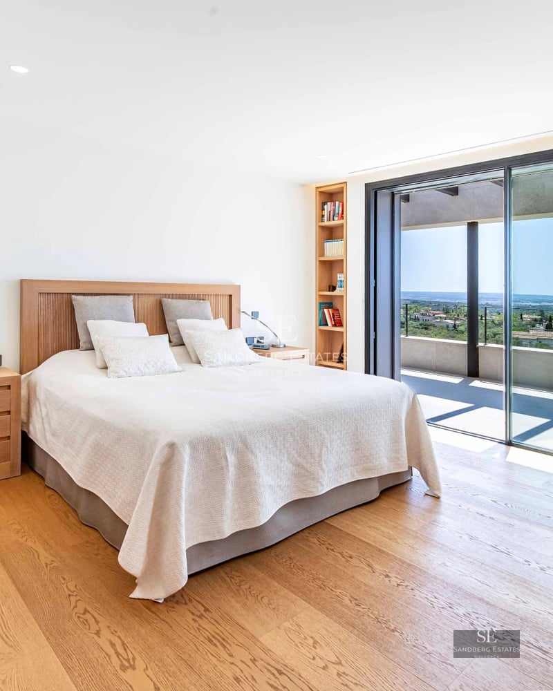 Modern penthouse with infinity pool, balcony with sea view, and elegant furniture. Contemporary and bright design.