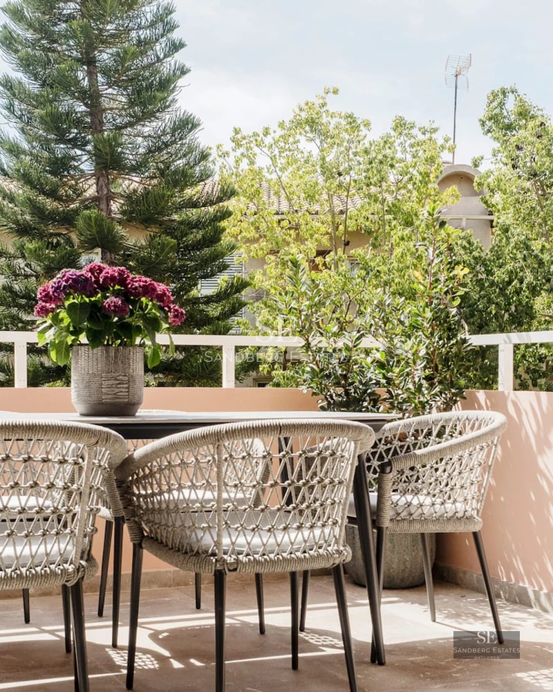 Exterior of a luxurious villa with infinity pool, garden and panoramic views. Modern architecture with spacious terraces and high-quality finishes.