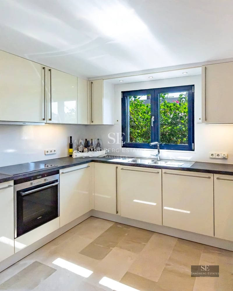 Modern facade with pool, garden, and large windows. Minimalist architecture with clean lines and elegant design.