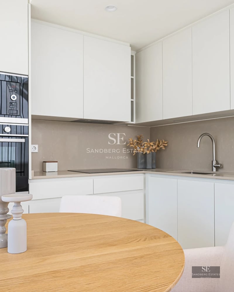 Spacious terrace with infinity pool, sea views. Minimalist design, modern and elegant furniture. Abundant natural lighting.