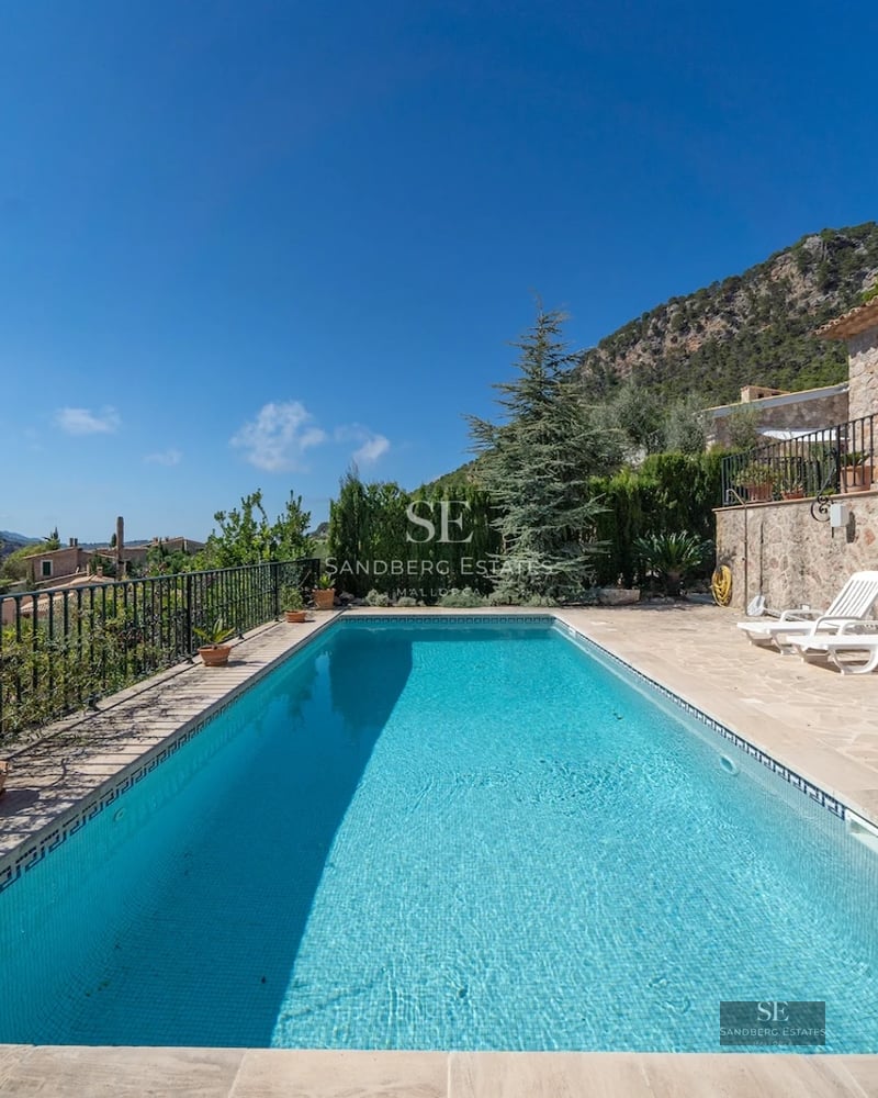 Expansive terrace with infinity pool. Modern design, panoramic views, elegant furniture. Perfect for relaxation and entertainment.