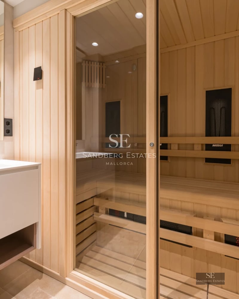 Image of a modern villa featuring a pool. Sleek architectural design, large windows, and lush gardens. Natural lighting.