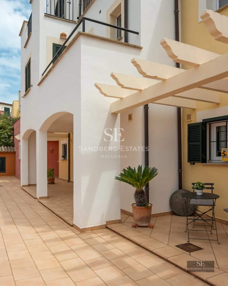 Exterior view of luxury villa with infinity pool, lush garden, and modern architecture. Minimalist design with large windows.