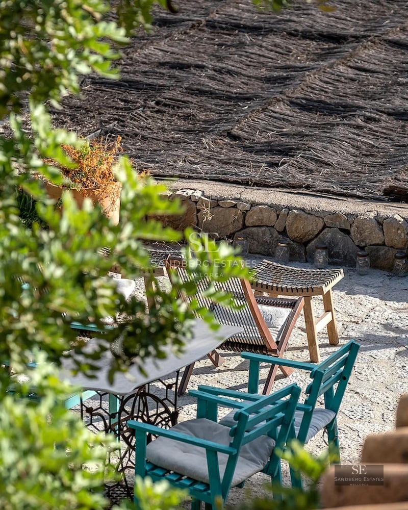 Exterior view of a modern villa with infinity pool, lush garden, and large windows. Elegant design and luxurious finishes.