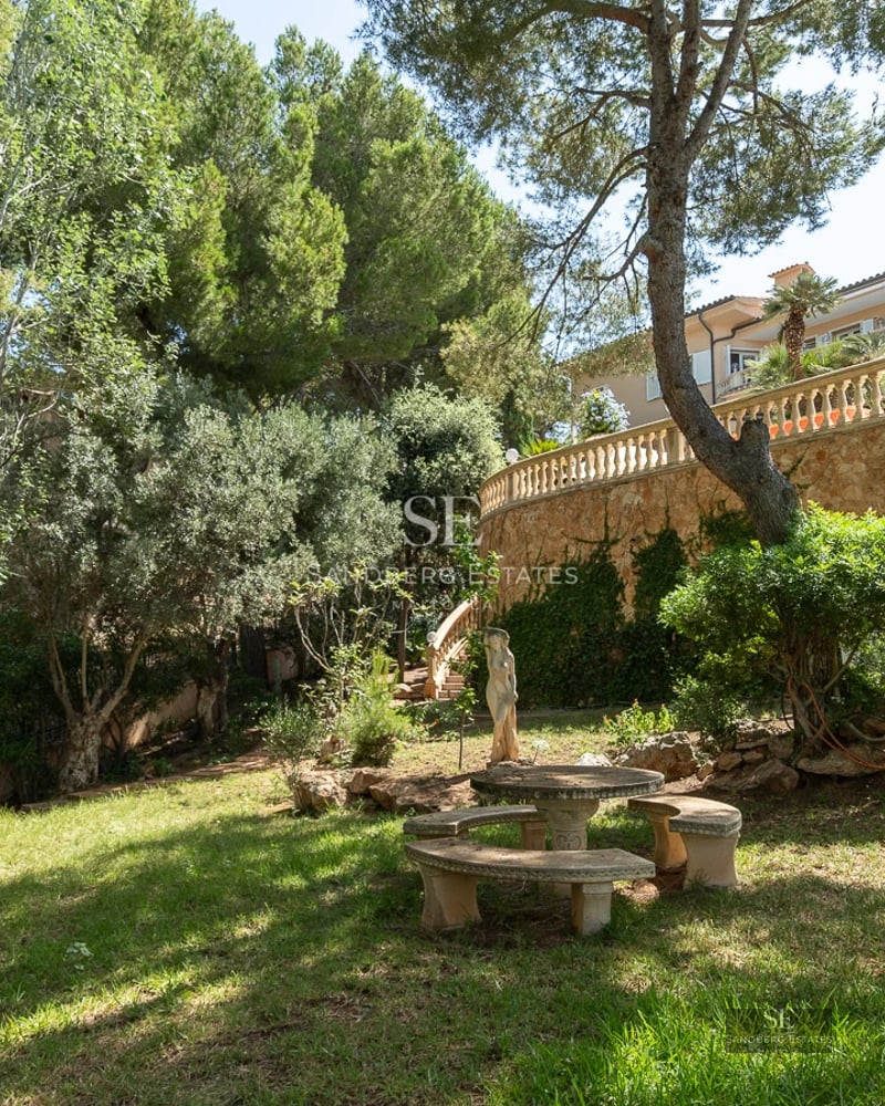Exterior view of a modern house featuring an infinity pool, lush garden, and minimalist architectural design.