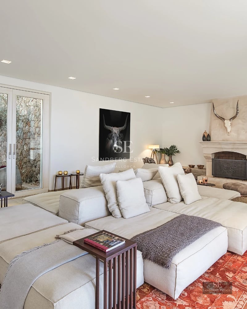 Large infinity pool with stunning panoramic views. Modern design with stylish sun loungers and umbrellas.