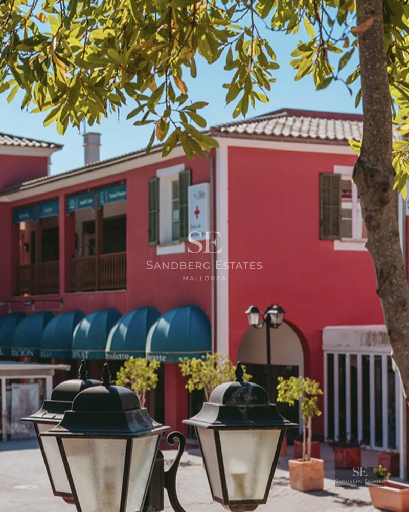 Exterior view of a modern house with an infinity pool. Minimalist design, large windows, lush garden. Luxury and comfort.