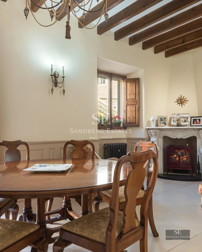 Infinity pool view with sun loungers and palm trees. Modern, elegant design. Warm lighting. Luxury and comfort.