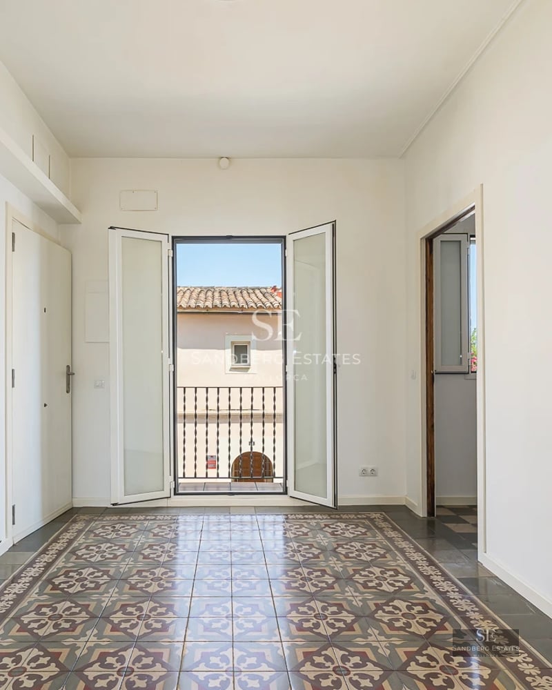 Infinity pool with vanishing edge, surrounded by green lawn and modern architecture. Large windows reflecting the blue sky.