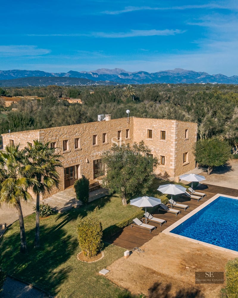 Spacious terrace with infinity pool, sea view. Modern furniture, sun loungers and umbrellas. Ideal for relaxation and entertainment.