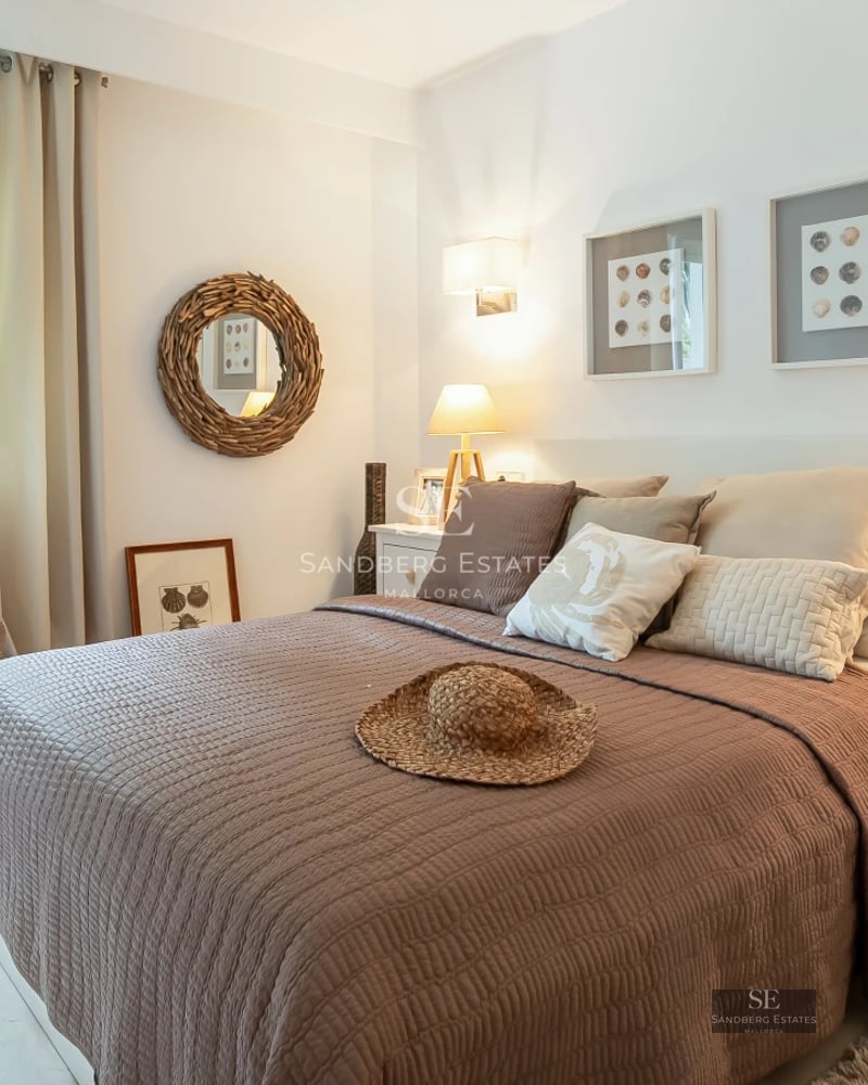 Exterior view of a modern house featuring a shimmering pool, lush garden, and minimalist architecture. Warm lighting and high-quality finishes.